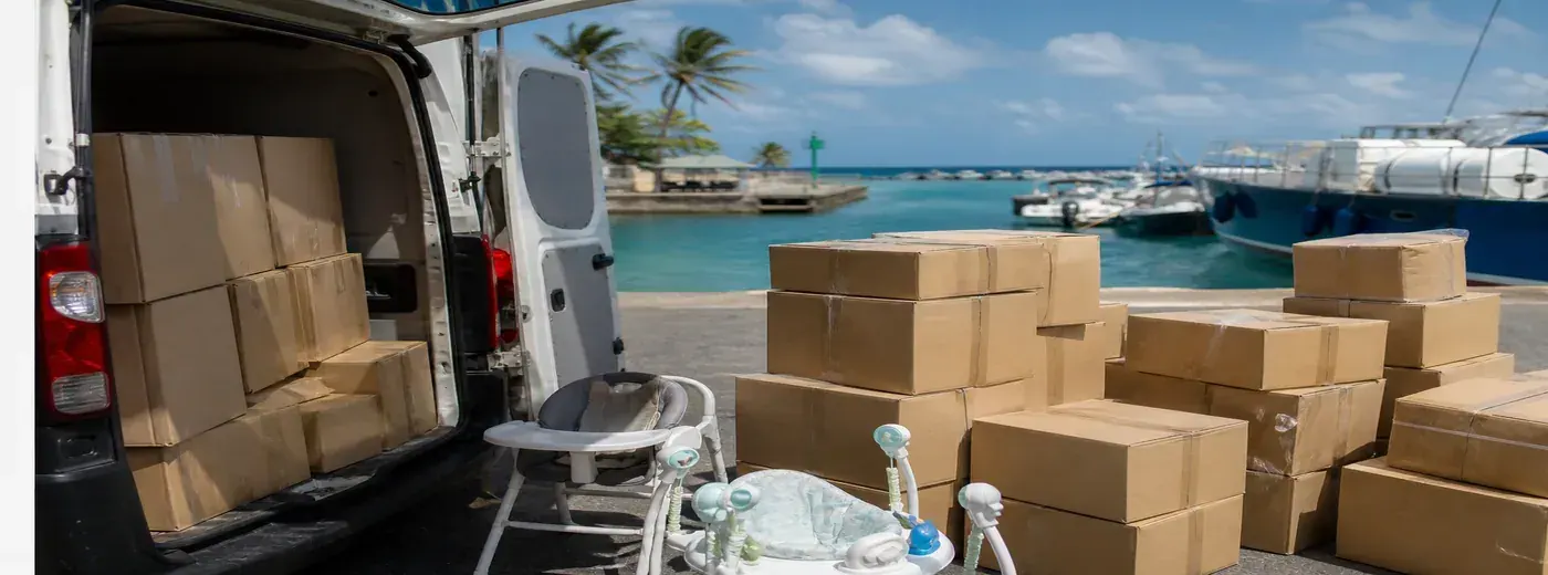 Colis prêts à partir près d’un quai tropical