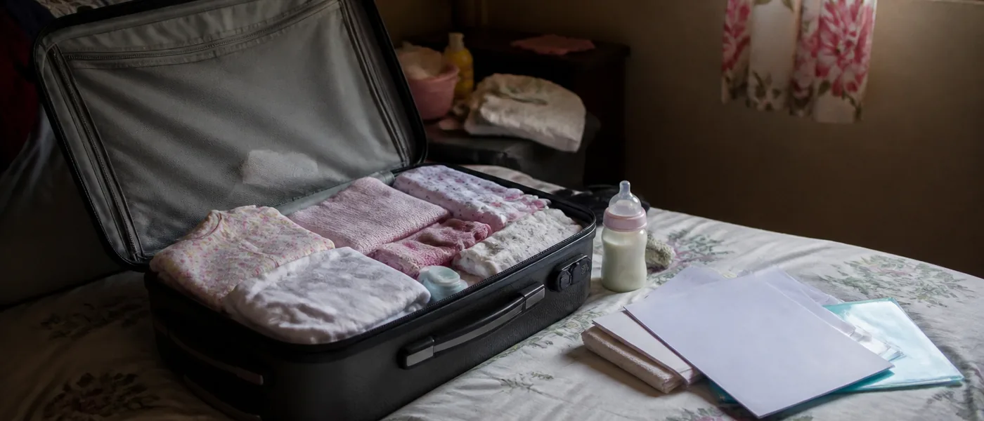 Photographie : Pour vous, pour bébé, pour le séjour : une liste complète, adaptée à la chaleur, sans triple d’affaires.
