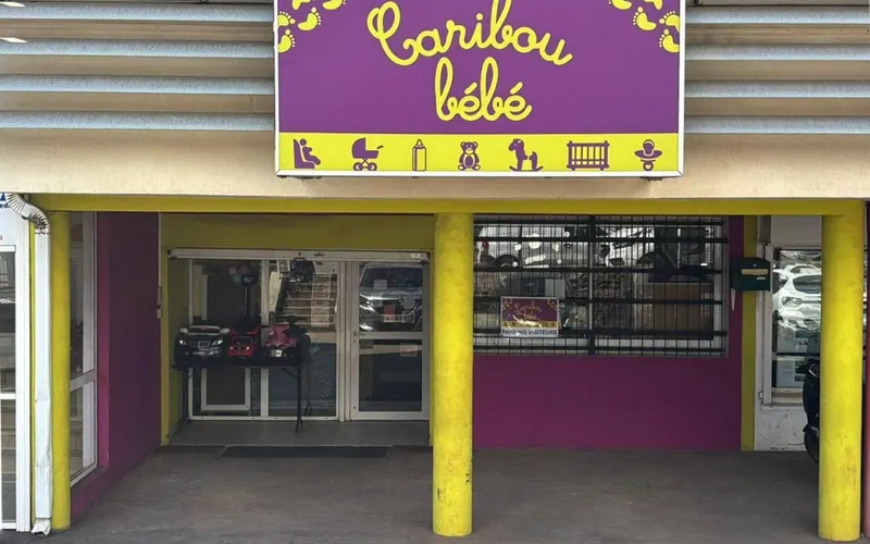 Devanture du magasin Caribou Bébé à Kawéni, enseigne jaune et violet