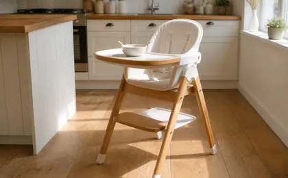 Chaise haute évolutive en bois dans une cuisine claire