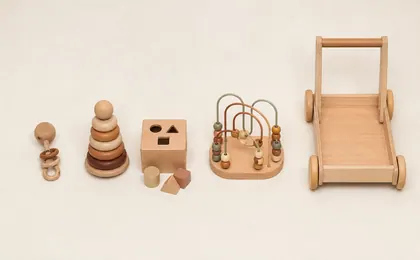 Jouets d’éveil en bois rangés par âge, vue de dessus