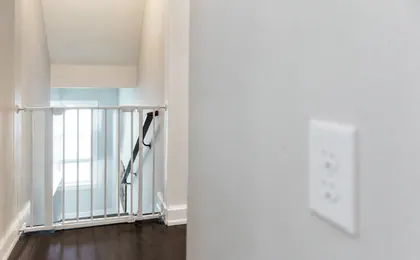 Barrière de sécurité blanche en haut d’un escalier