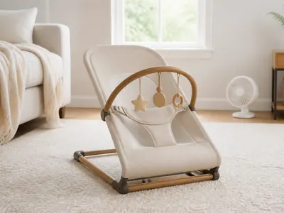 Transat bébé en tissu clair dans un salon