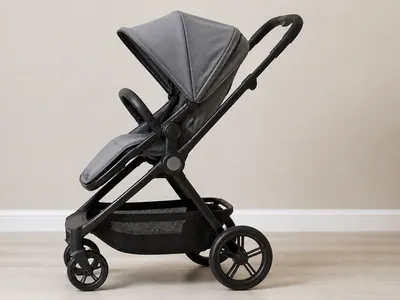 Poussette moderne dépliée de profil sur un sol clair