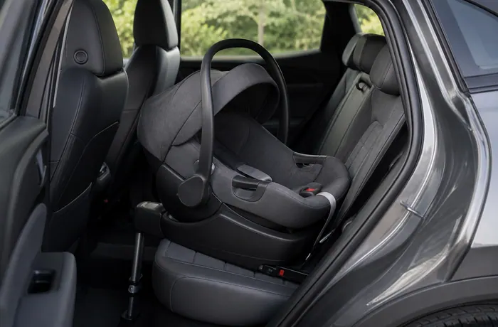 Siège auto i-Size installé sur une banquette arrière