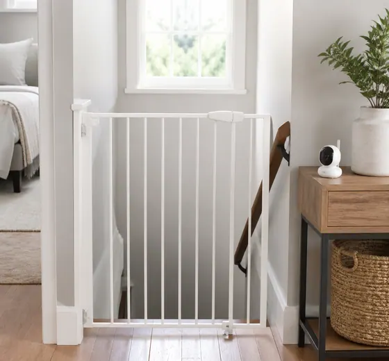 Barrière de sécurité blanche en haut d’un escalier